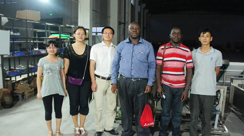 為南非客戶提供連續式洗菜機設備