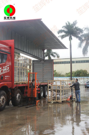 上?？蛻羲奶诇u流清洗設(shè)備雨中裝車出貨