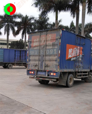 貨物已堆放到停車棚，三臺貨車扎堆裝車！