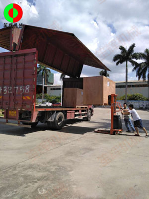 海外客戶訂購(gòu)的一批蔬果處理加工機(jī)械裝車出貨！