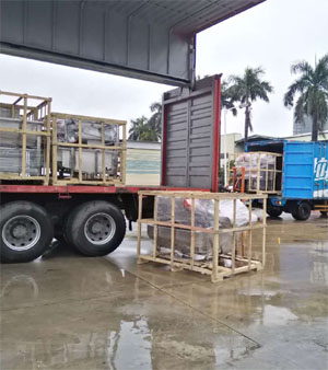 停雨間隙，抓緊時間兩車同時裝車發貨！