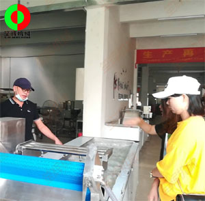 客戶親臨我司考察，測試蔬果切割清洗等設備！