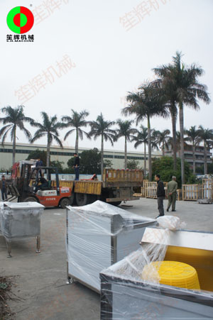 大批洗菜機、脫水機蔬果前處理加工設備等待裝車出貨！