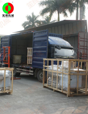 大批多途用自動洗菜機等蔬果加工機械裝車出貨!