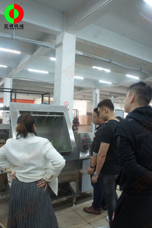客戶考察我司軟硬件實力,現場測試多功能洗菜機及渦流洗菜機等設備!