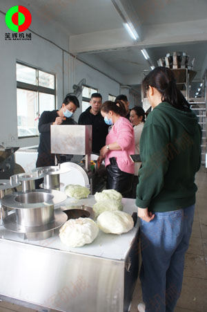 客戶現場了解瓜果分瓣及切割設備,最后現場簽定合同交付定金!