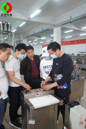山東客戶一行親臨我司考察，購買魷魚去皮、魷魚切圈等水產加工設備！