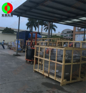 兩批客戶訂購的兩批蔬果加工設備同時裝車發(fā)貨!