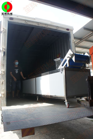 氣泡洗菜機專車發(fā)貨交付經銷客戶!