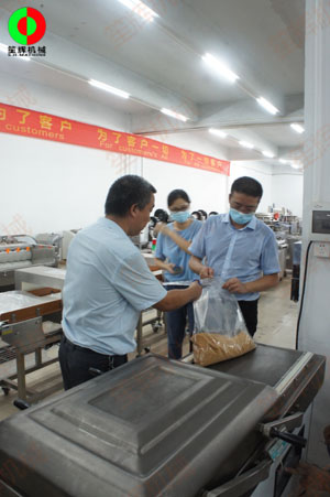 東莞客戶一行考察我司生產(chǎn)工廠,測試購買真空包裝機(jī)!